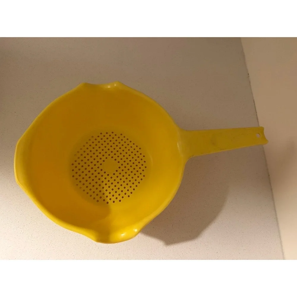 Vintage Rubbermaid Yellow Plastic Colander Strainer 2930 Kitchen Retro USA